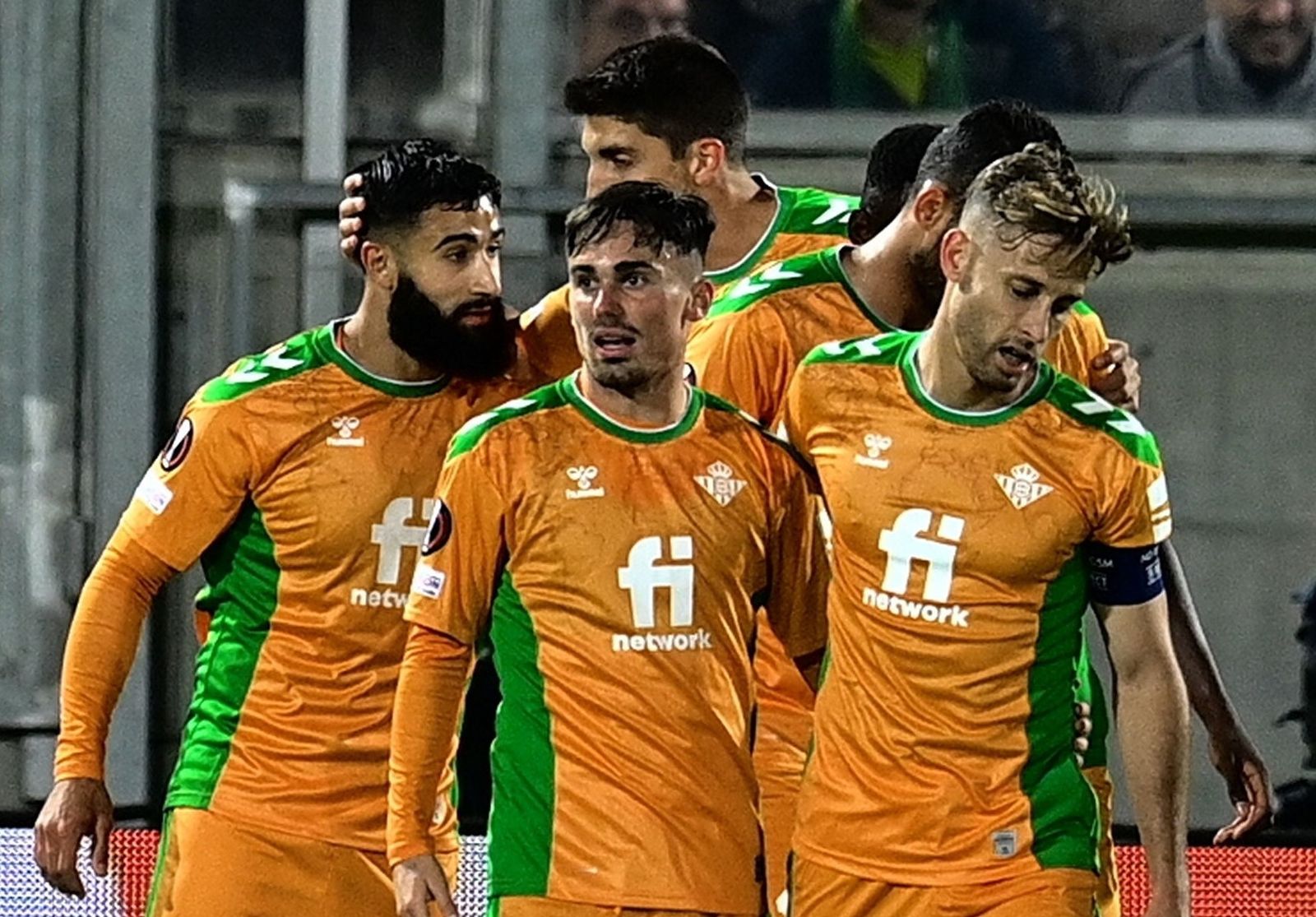 Fekir recibe la felicitación de Édgar y de varios futbolistas béticos tras su gol.