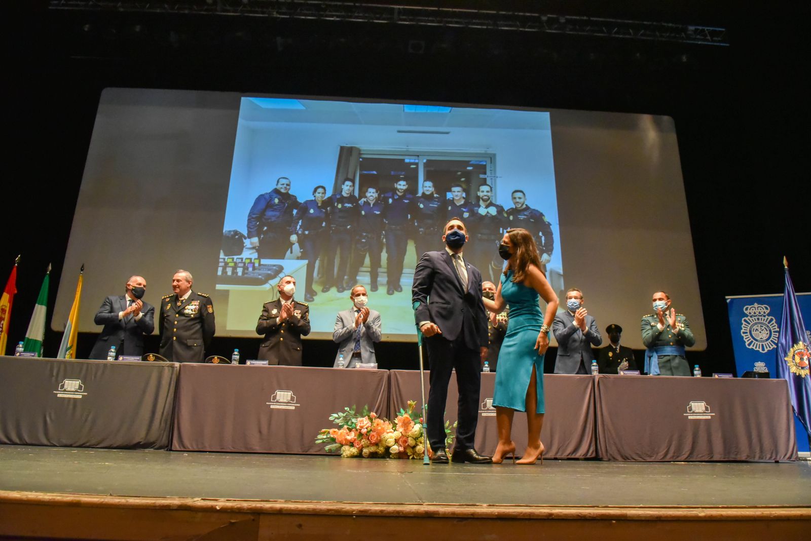 El inspector Francisco Javier González recibe el aplauso de los asistentes al acto de la Policía Nacional.