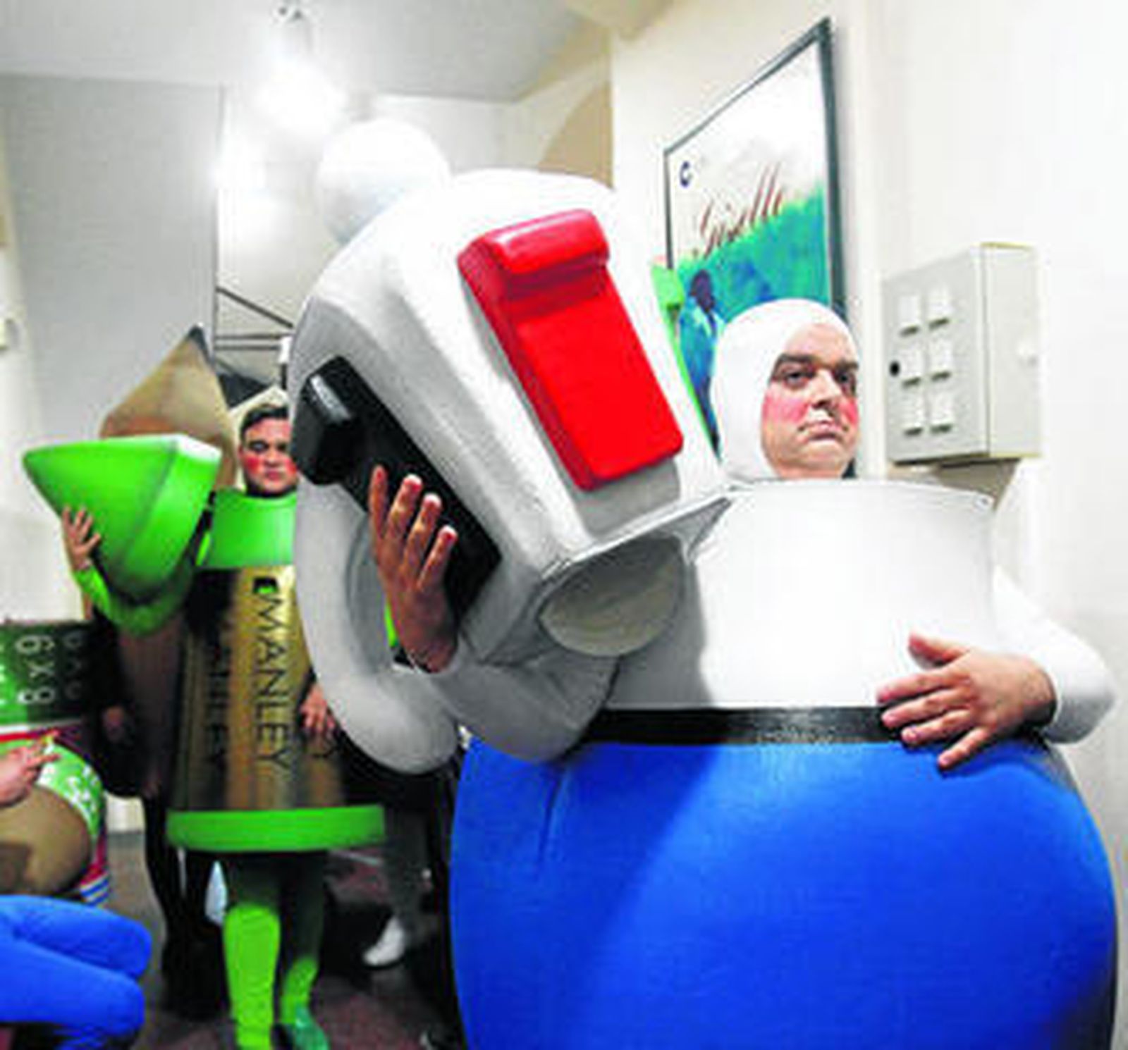 Antonio Pedro Serrano y otros componentes de la chirigota 'Contigo aprendí', en los camerinos.