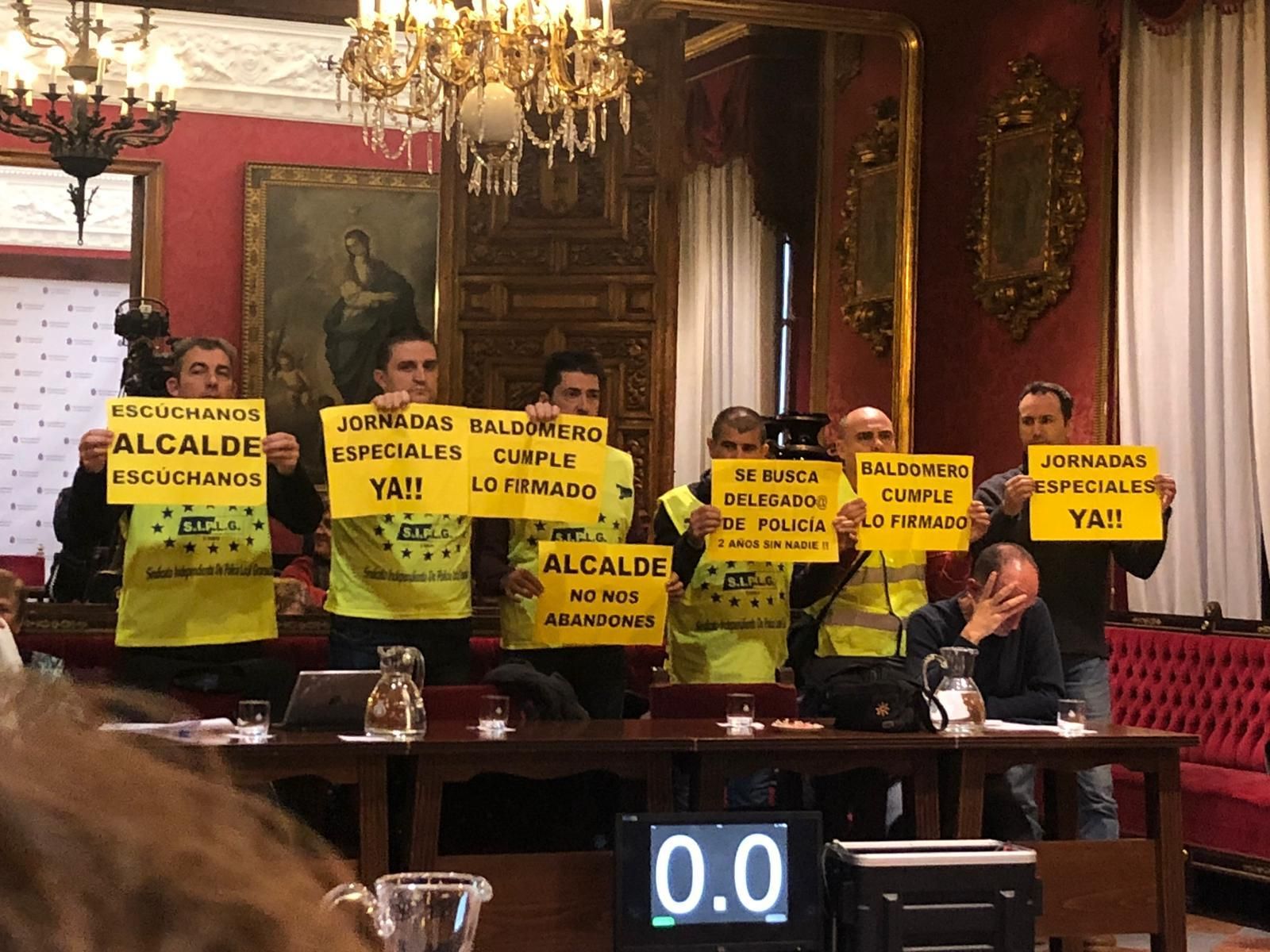 Representantes de los sindicatos de Policía Local y Bomberos reclaman en el Pleno que se cumpla el convenio