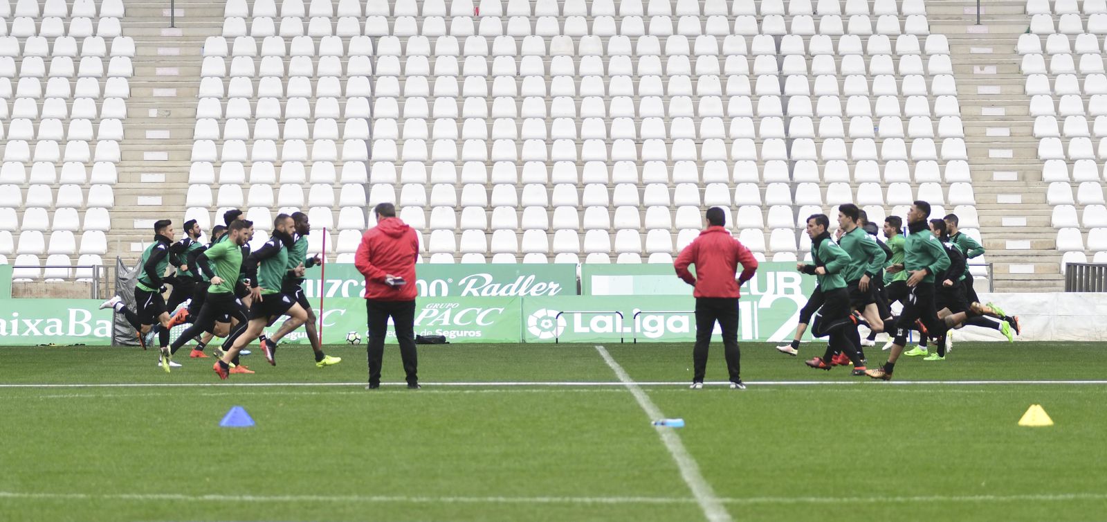 Los jugadores del Córdoba hacen carrera continua al inicio de la sesión de ayer en El Arcángel.