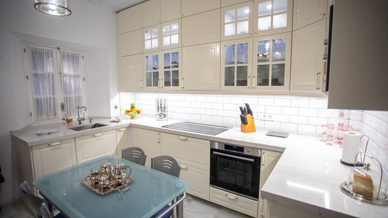 La cocina es un espacio abierto donde combina los colores blancos y grises de su mobiliario.