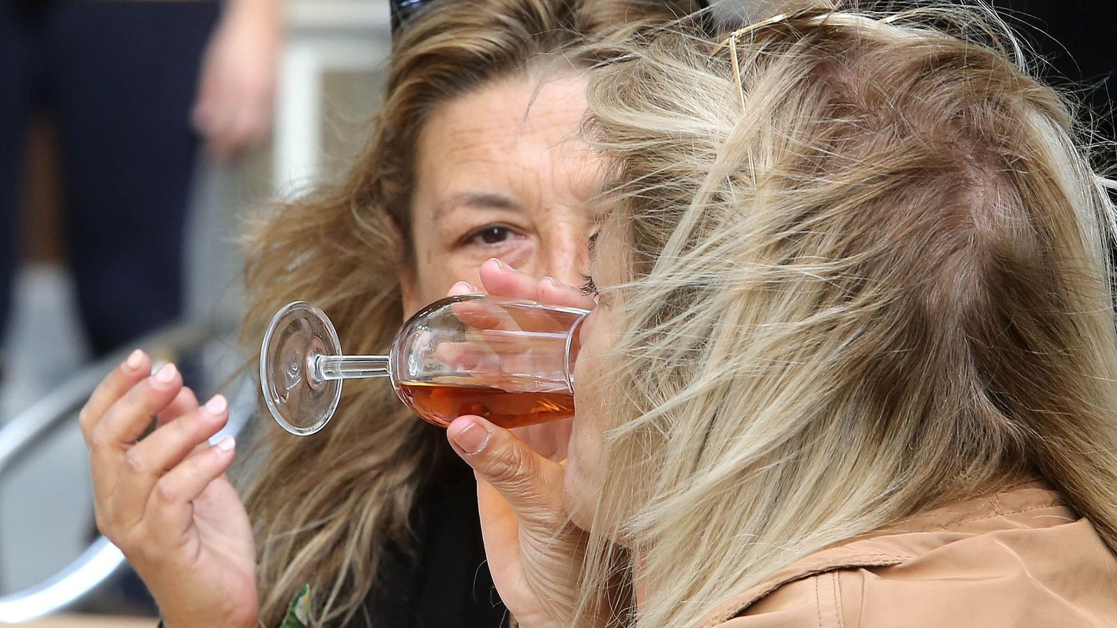 Imagen de archivo de dos mujeres bebiendo en la terraza de un bar.