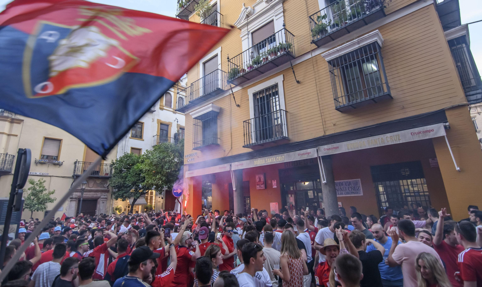 Búscate en las fotos de la afición de Osasuna en Sevilla en la final de la Copa del Rey