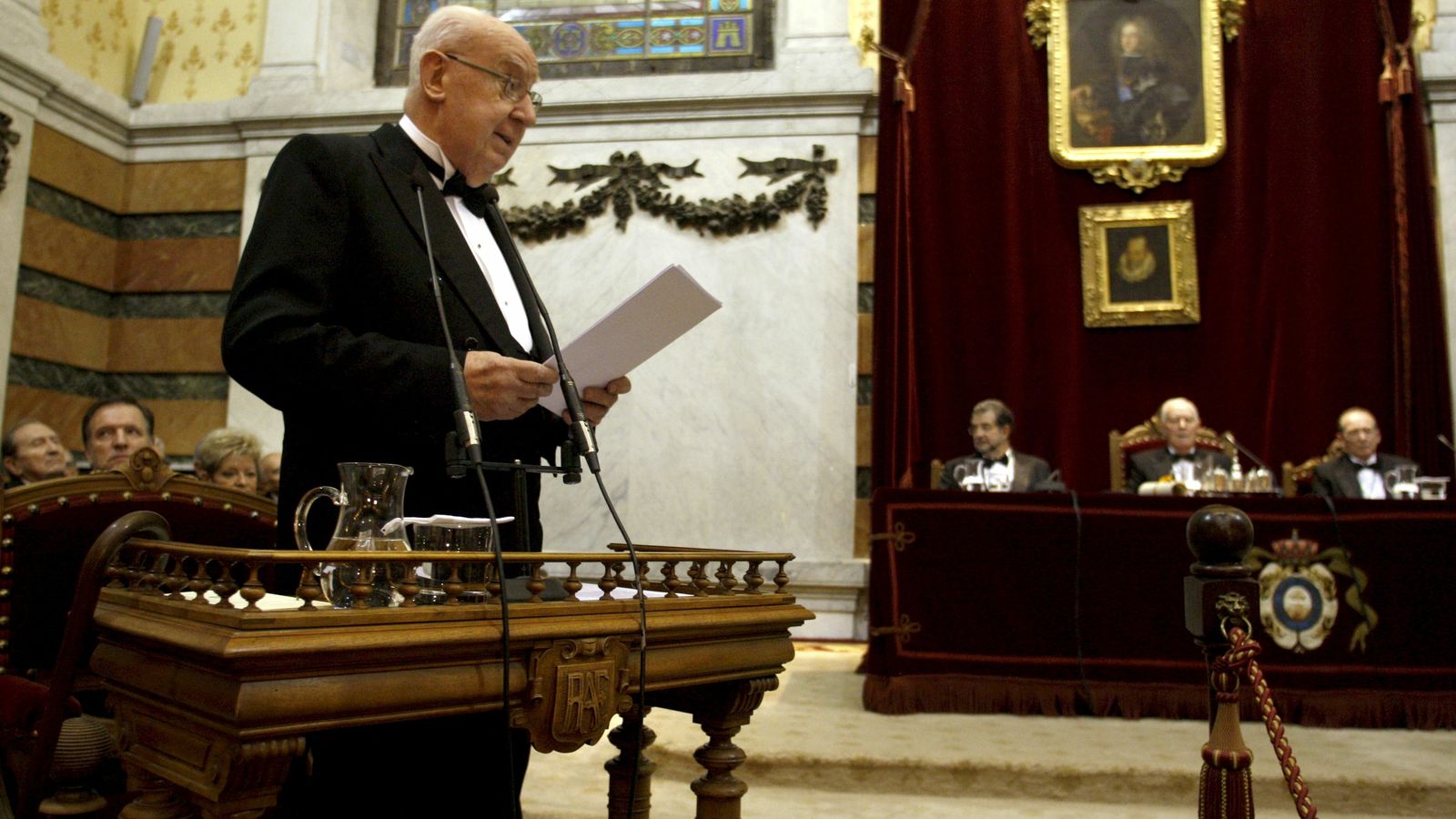 El cineasta y escritor José  Luis  Borau  pronuncia un discurso durante el acto de ingreso en la Real Academia Española.