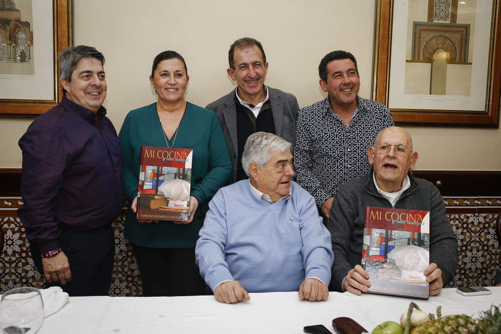 De pie, Luis Miguel Rodríguez, Mayte, Fernando y José Manuel Córdoba. Sentados, los patriarcas, Mariano y Gonzalo.