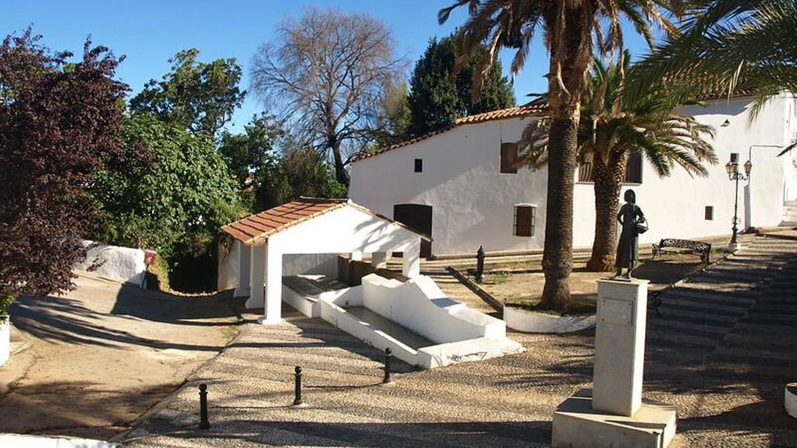 Monumento a 'La Apañaora' y antiguo lavadero de Los Marines Monumento a 'La Apañaora' y antiguo lavadero de Los Marines