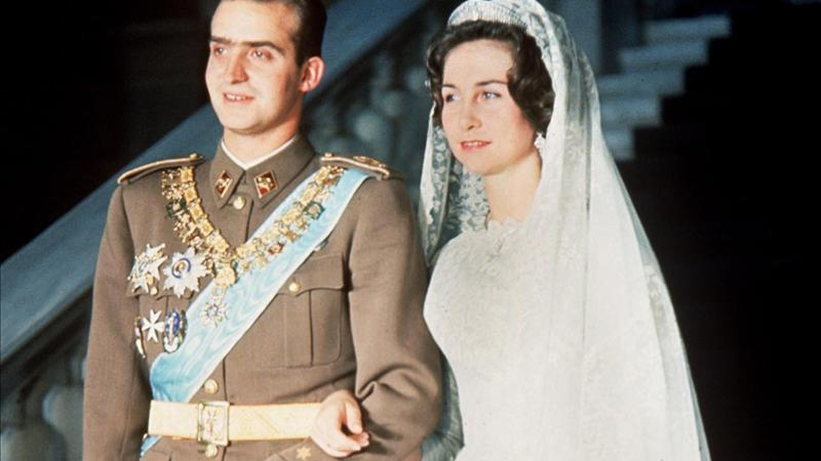 Los reyes al terminar sus ceremonias religiosas en la doble boda ateniense en 1962