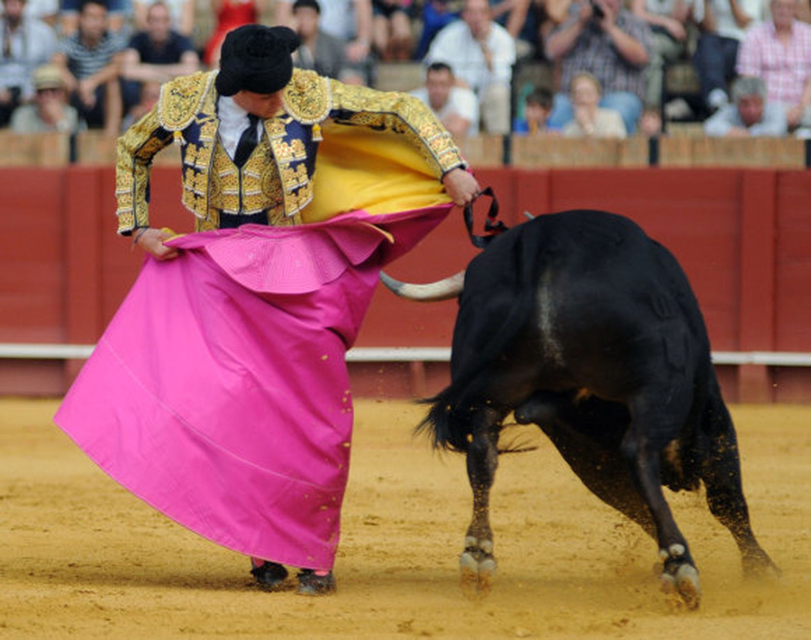 El novillero Tomás Angulo corta una oreja