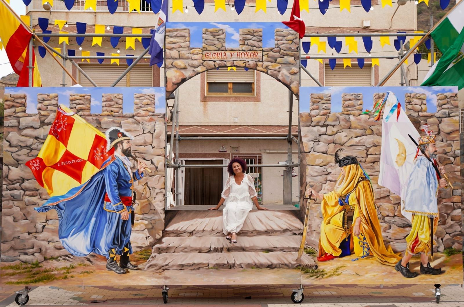 La artista Odu Carmona con el decorado gigante que ha realizado durante cuatro meses para la representación de ‘Moros y Cristianos’ en Sierro.