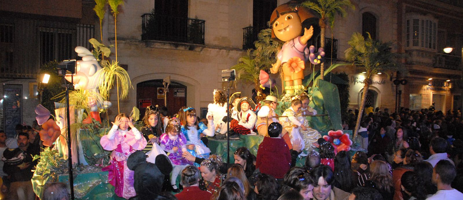 Dora la Exploradora, en una de las carrozas de la Cabalgata de Carnaval de San Fernando en 2012, año en el que curiosamente salió por la tarde
