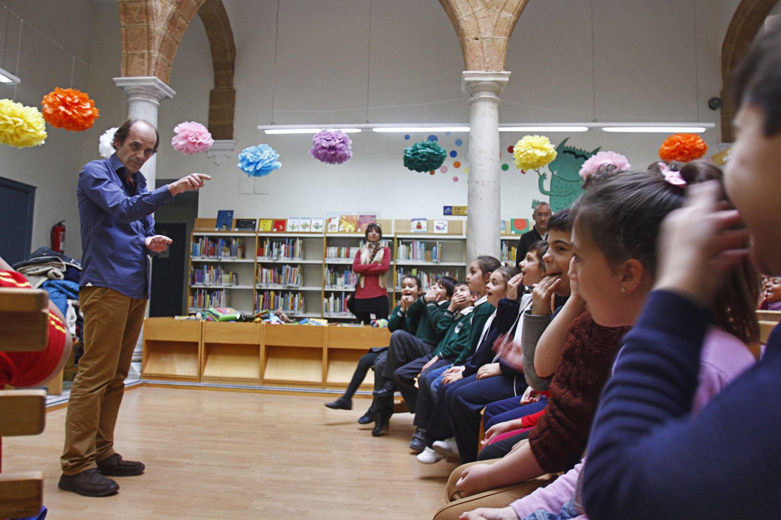 Celebración de una edición anterior del Día Internacional del Libro Infantil en la Biblioteca Pública Provincial, con Pepe Maestro como protagonista.