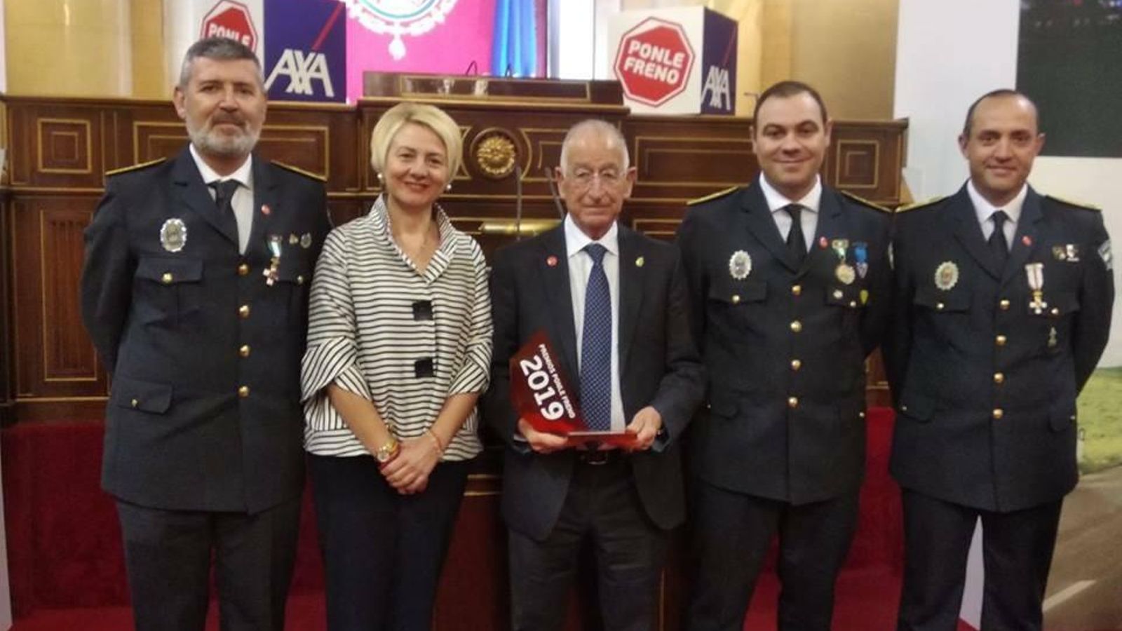 Los tres miembros del gabinete, junto a Gabriel Amat y Eloísa Cabrera en la sede del Senado, en Madrid.