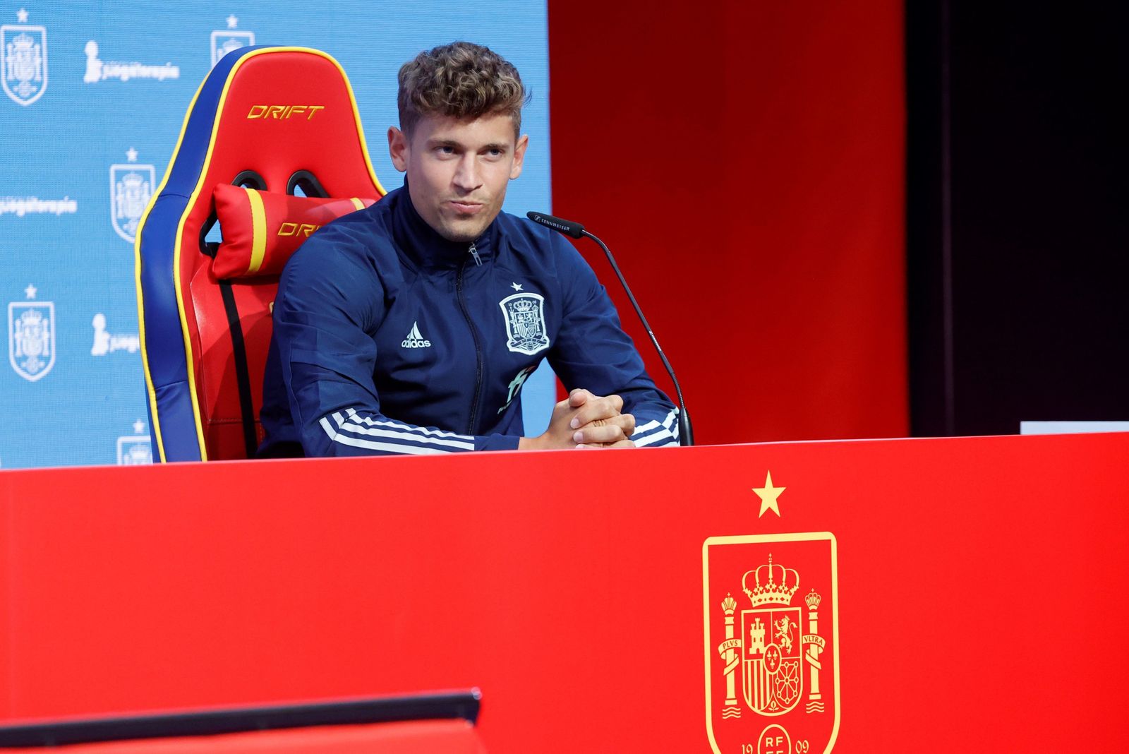 Marcos Llorente, el jugador más buscado, en una rueda de prensa con la selección.