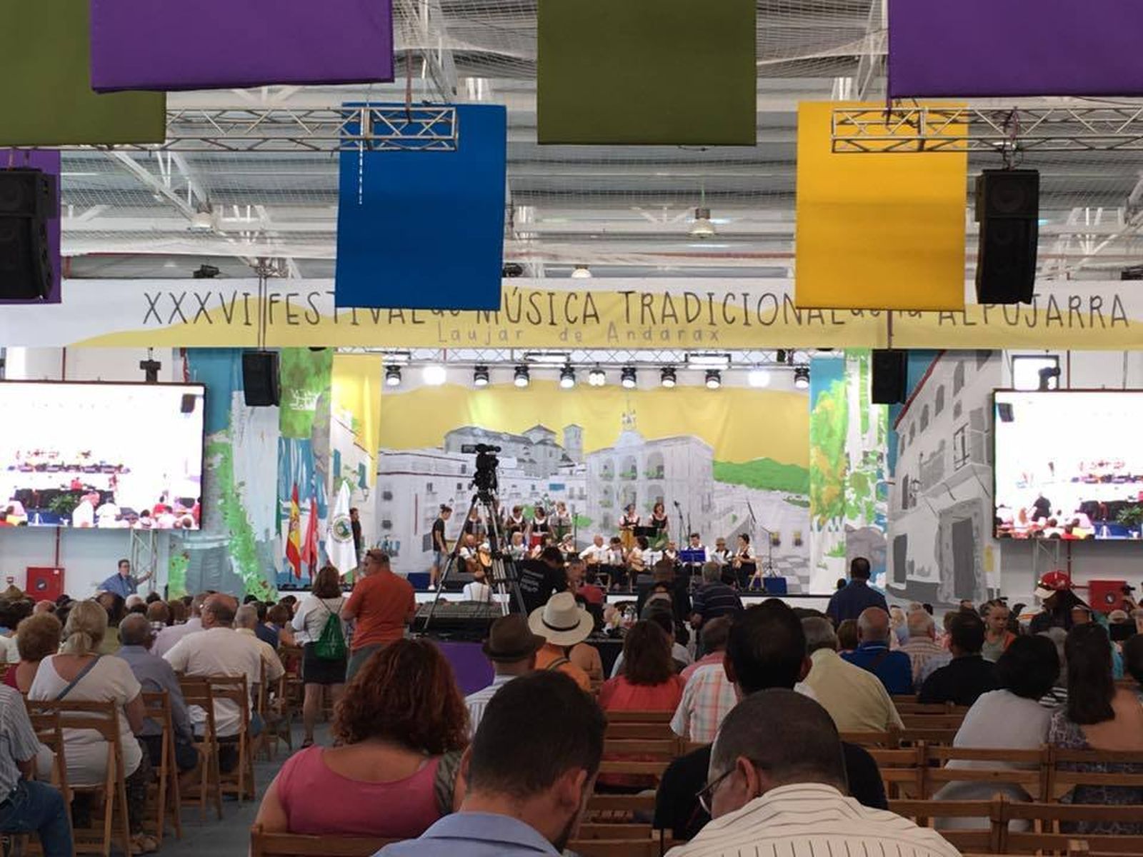 Asistentes disfrutando de una de las agrupaciones presentadas.