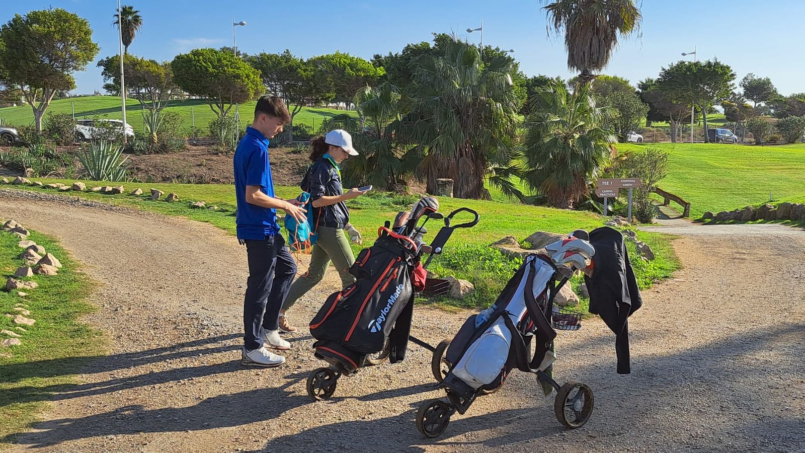 Dos de los participantes atraviesan uno de los puntos del circuito.