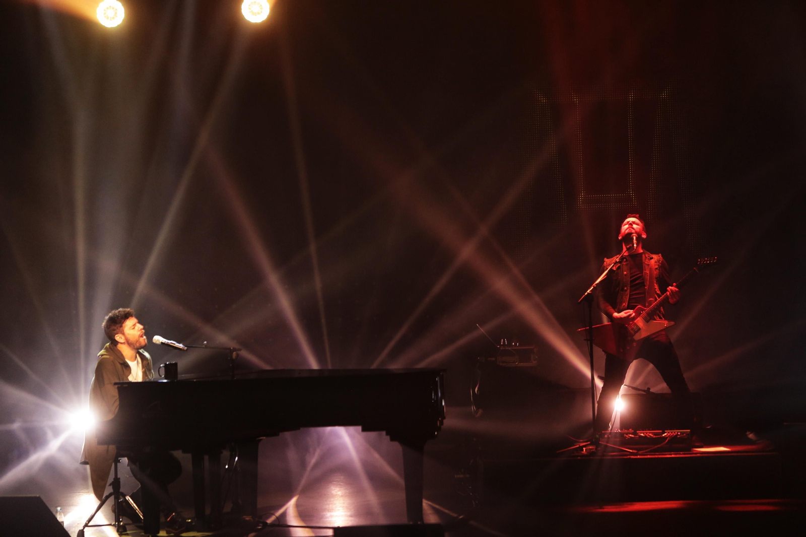 El músico Pablo López junto a uno de los tres músicos (Kim Fanlo, en la imagen, Félix Fanlo y Matias Eisen) con los que actuó ayer en el Teatro Falla.