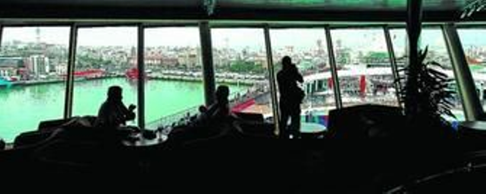 Vistas desde una de las cafeterías del 'Independence of the Seas', durante uno de sus numerosos atraques en el puerto gaditano.