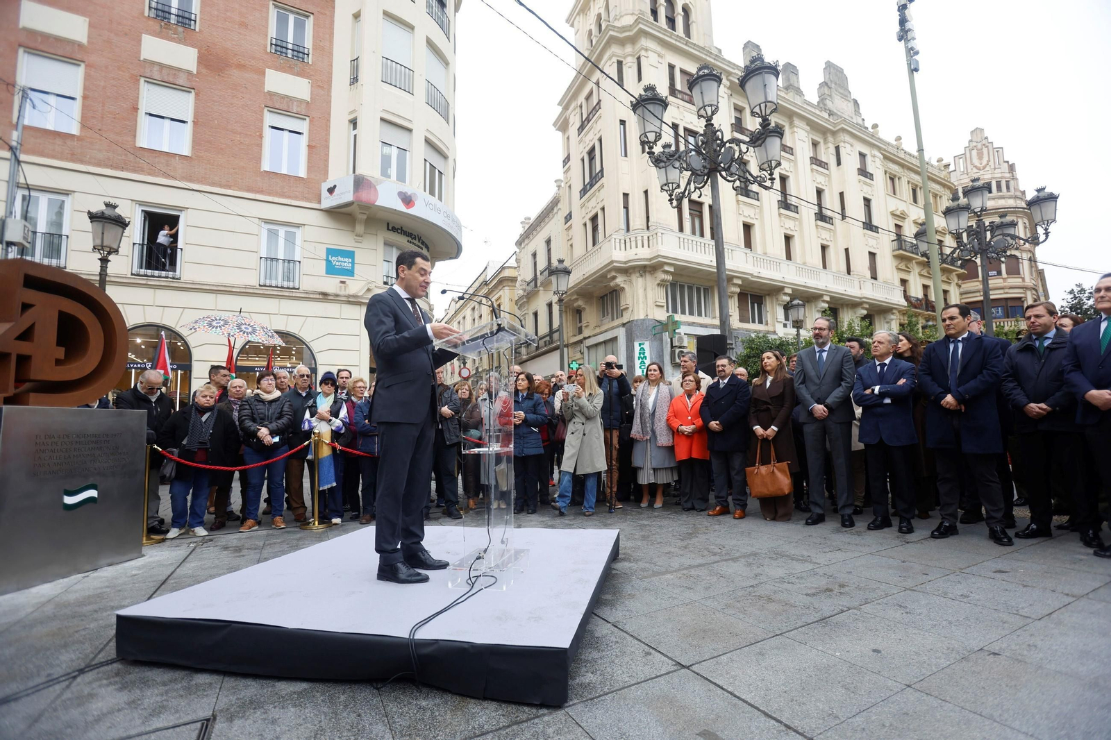 Juanma Moreno inaugura el monumento homenaje al Día de la Bandera de Andalucía en Córdoba, en imágenes