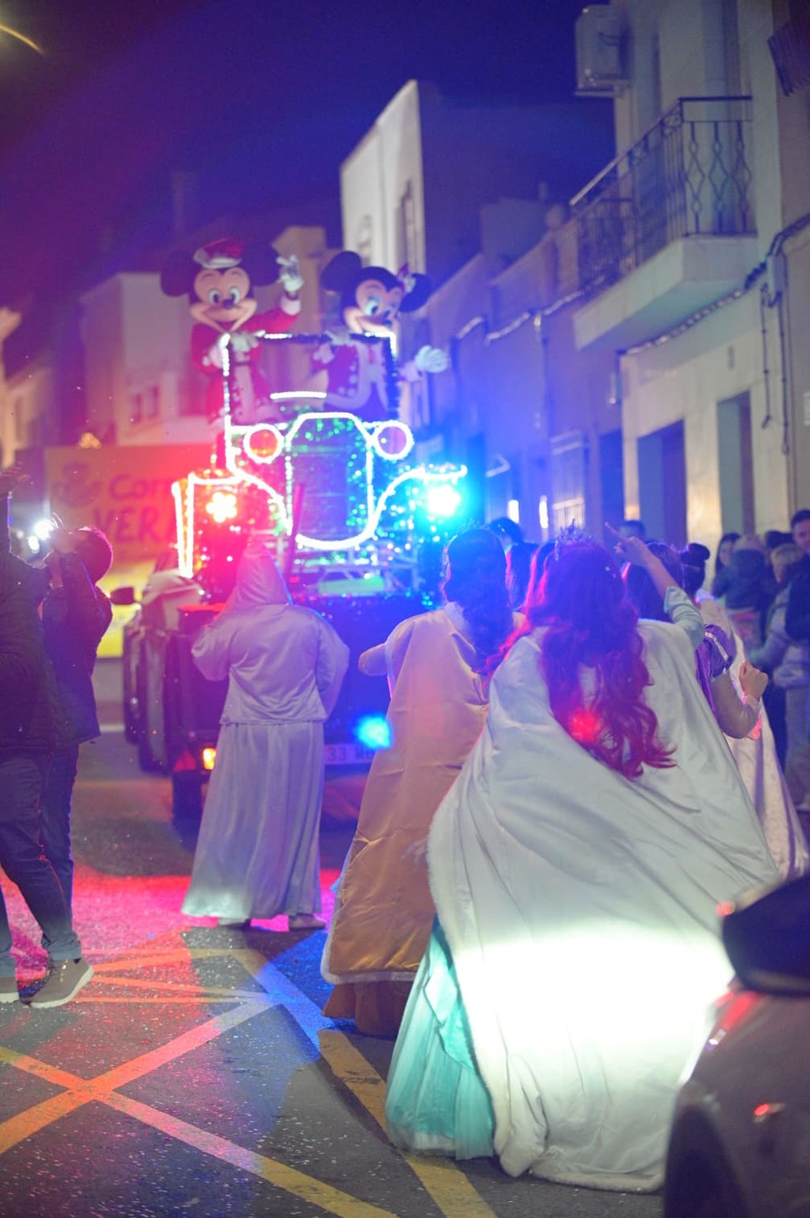 La Cabalgata de los Reyes Magos de Vera desborda ilusión con una participación multitudinaria