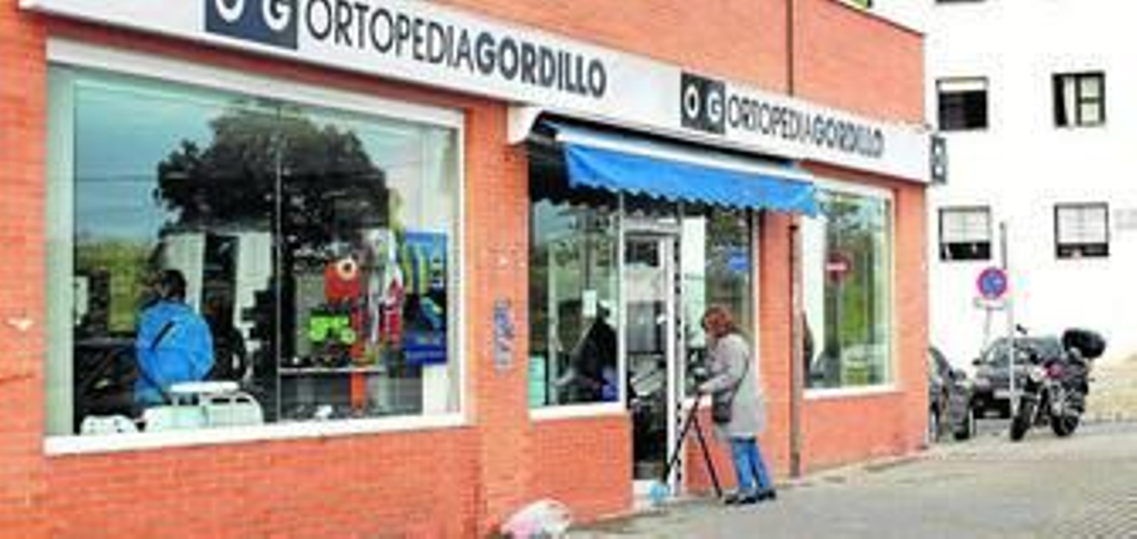 Una mujer entra con un andador en la central de la ortopedia demandada.