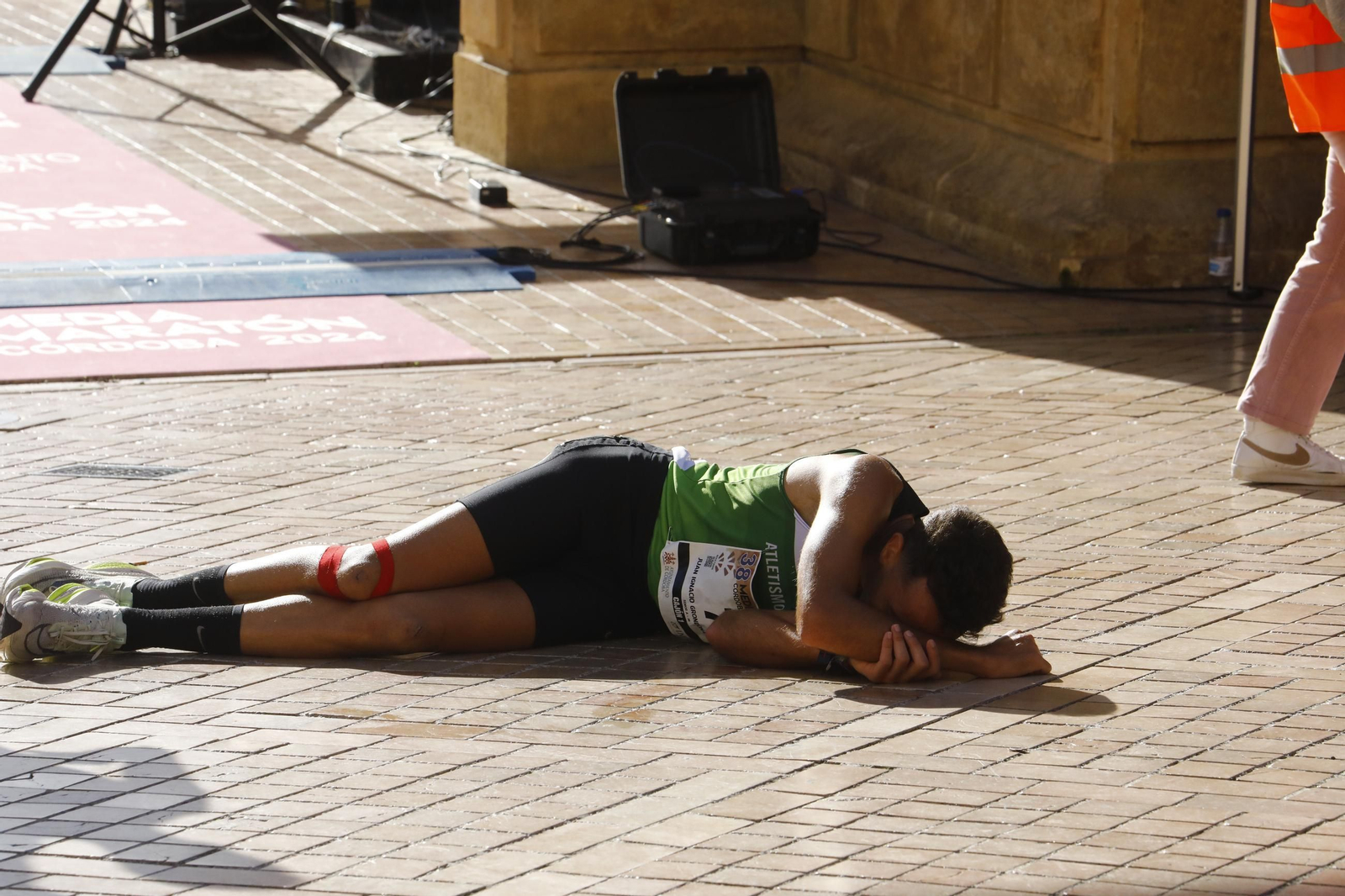 La gloria de cruzar la Puerta del Puente: las fotos de la línea de meta de la Media Maratón de Córdoba 2024