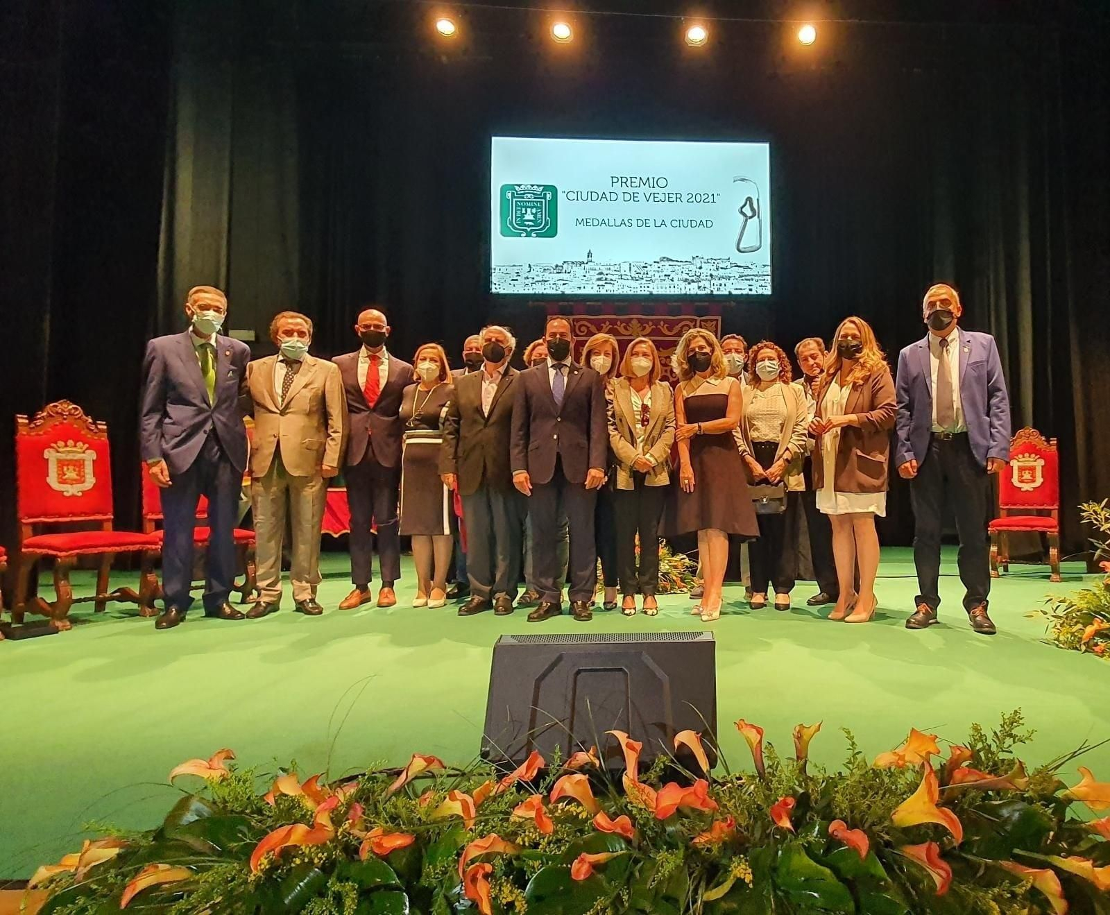 Foto de familia de todos los galardonados con el premio y las medallas.