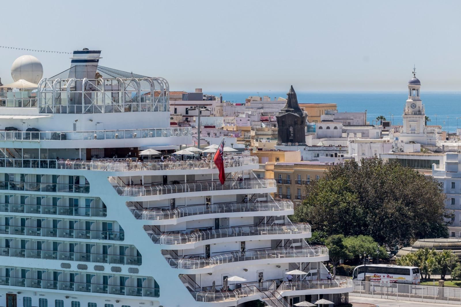 Jornada con la visita de cinco cruceros al puerto de Cádiz