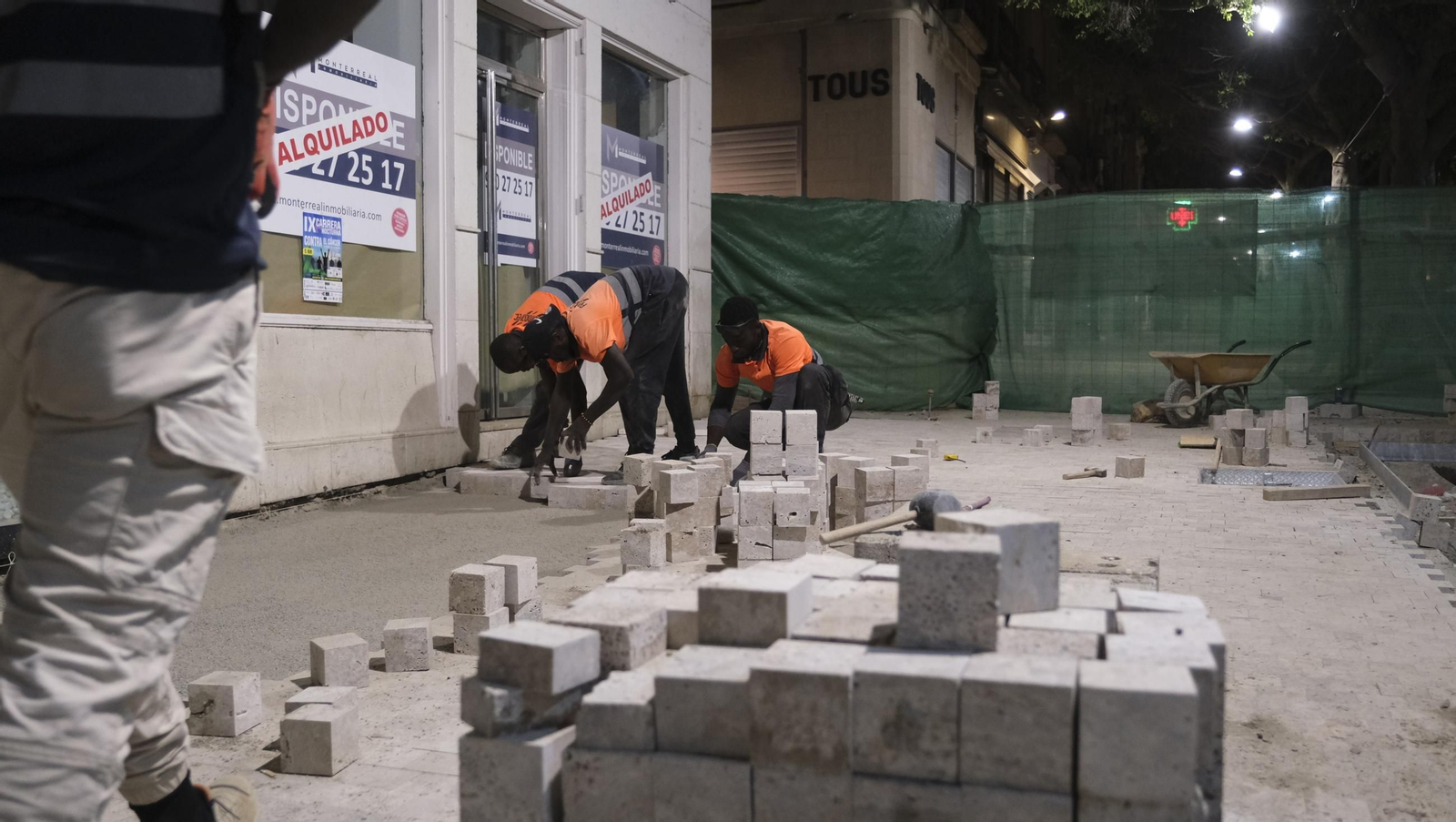 Las obras de peatonalización del Paseo de Almería entran en el turno de noche, en imágenes
