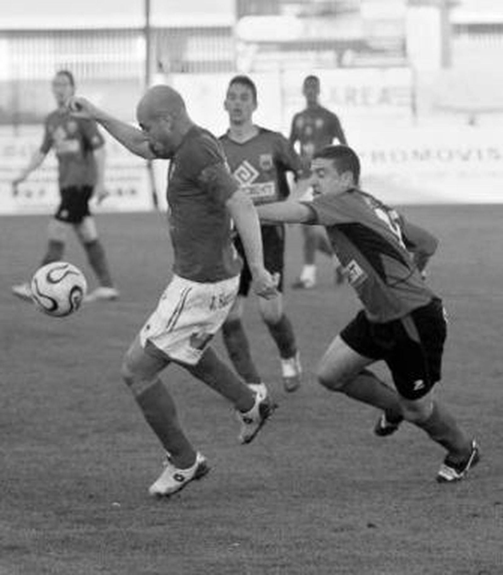 Diego Herrera pugna con un rival del Mérida