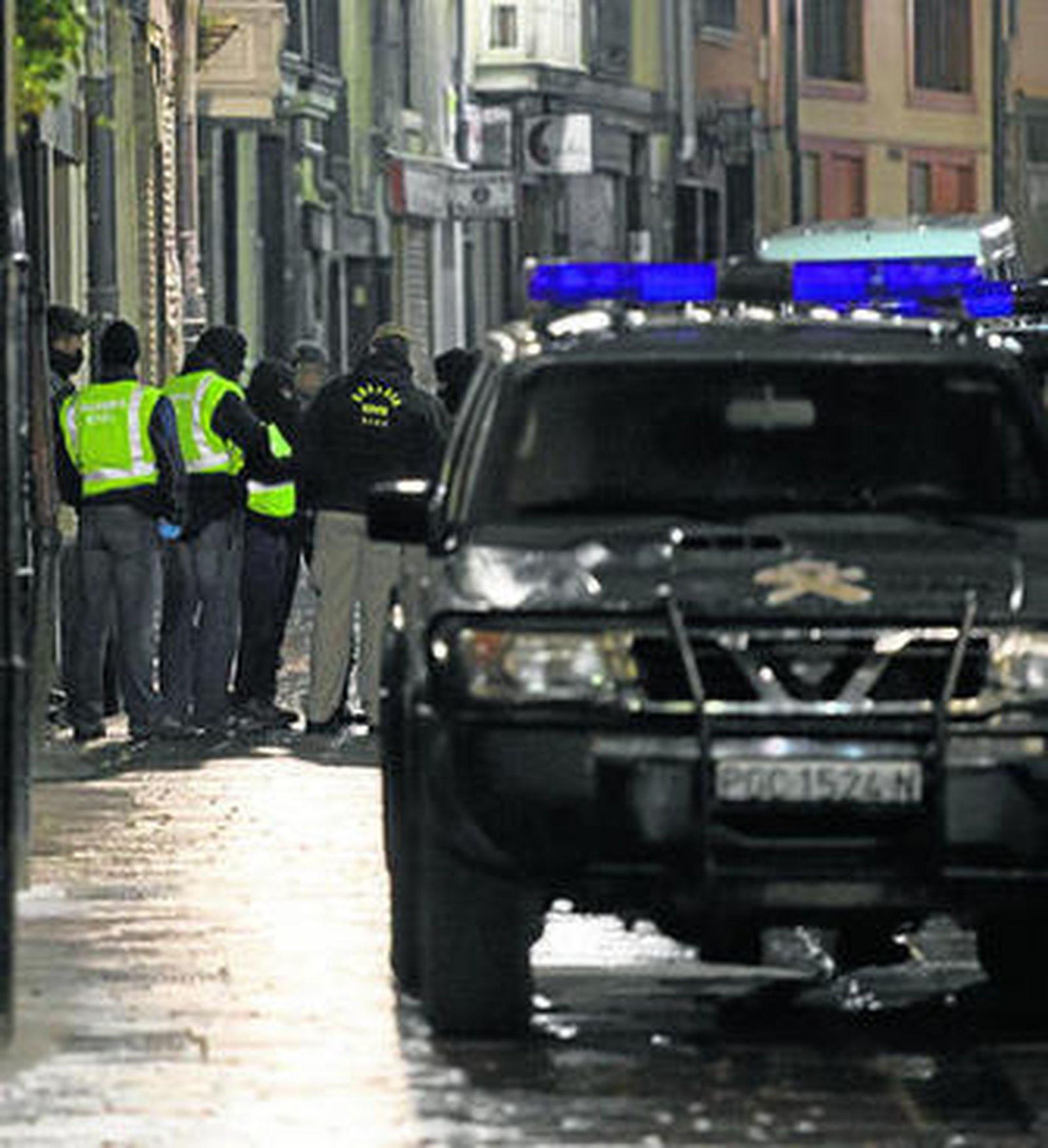 Un momento de la intervención de la Guardia Civil en el casco viejo de Vitoria.
