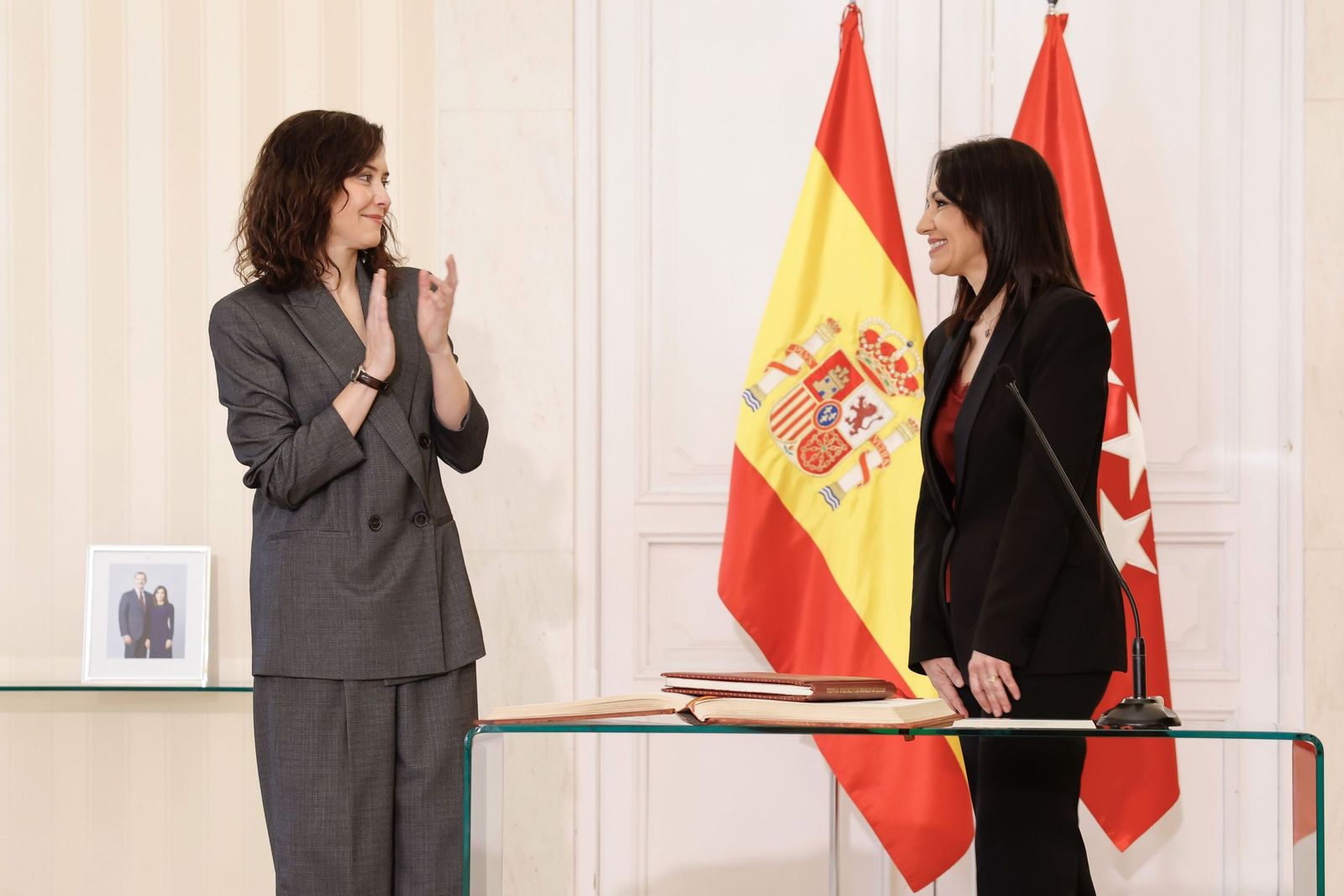 Mercedes Zarzalejo, junto a Isabel Díaz Ayuso, toma posesión como nueva consejera de Educación de Madrid.