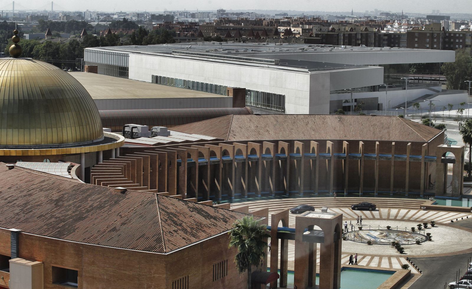 Vista con los dos edificios: el antiguo palacio de congresos y, al fondo, el nuevo Fibes.