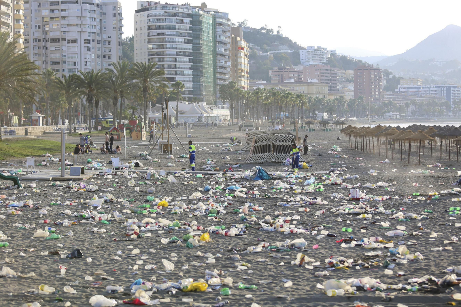 Las fotos de la basura en las playas de Málaga tras San Juan