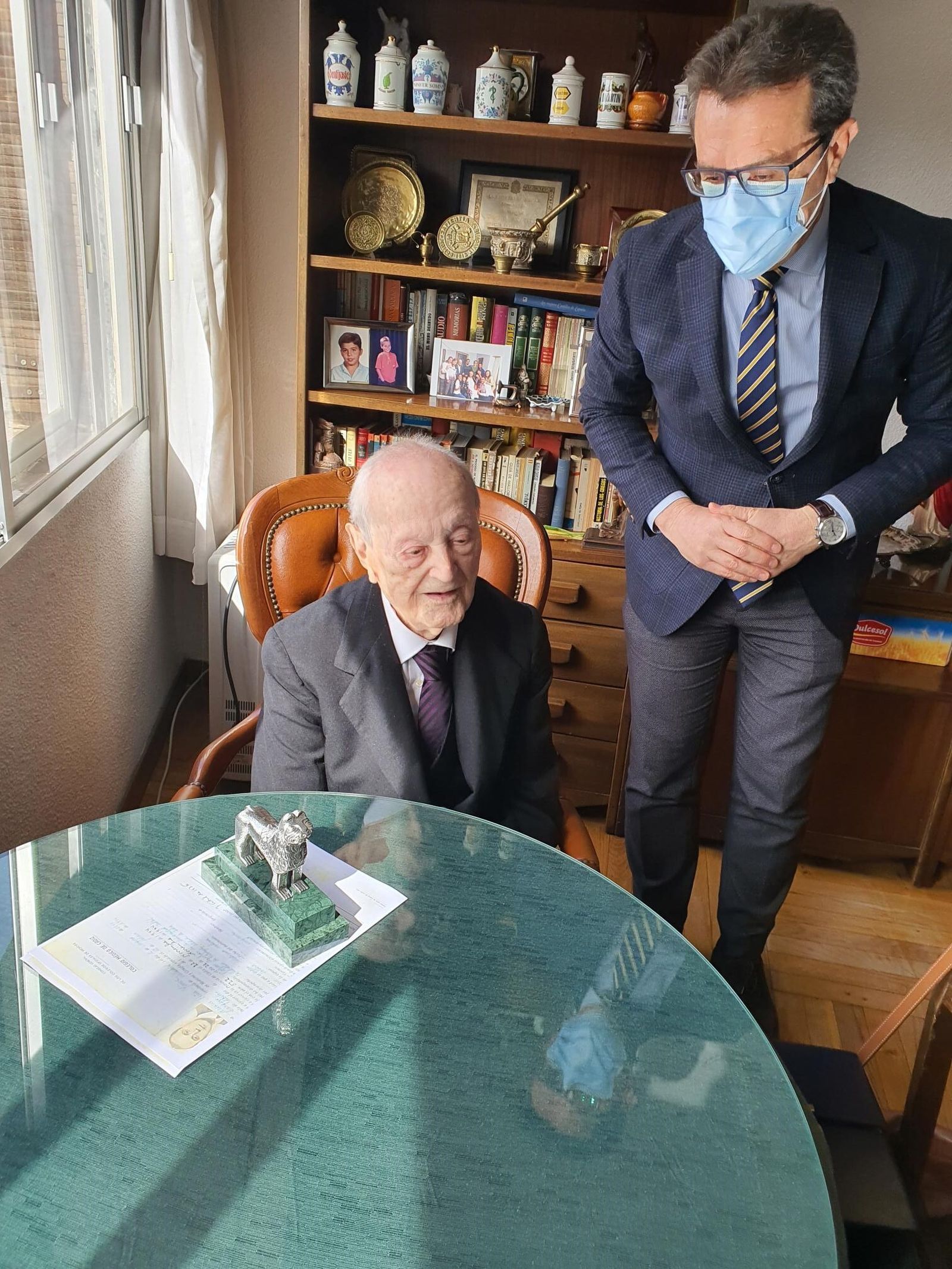 Arsacio Peña en el salón de su casa con el reconocimiento del Colegio de Médicos