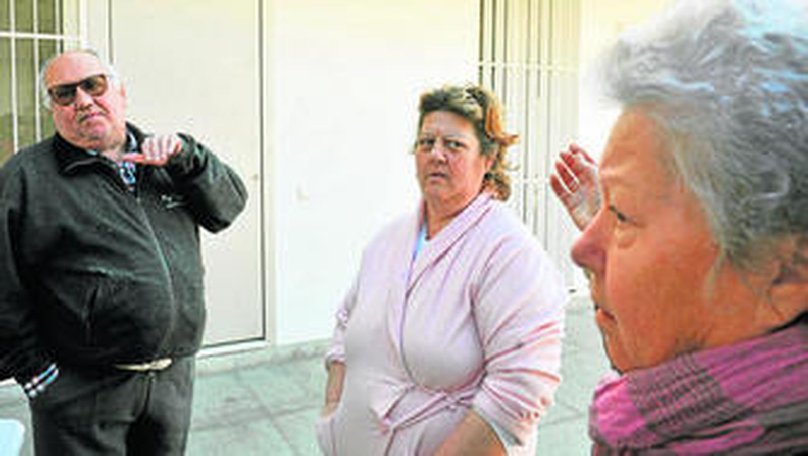 Agustín, Pilar y Candelaria, ayer, cuentan su día a día en el corral.