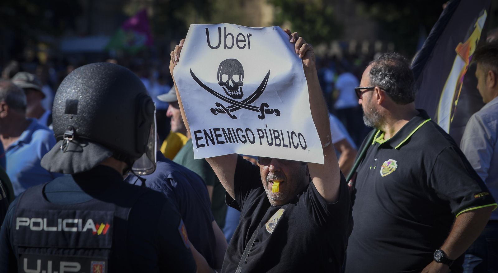 Una de las pancartas de protesta de los taxistas, este jueves en la protesta ante el Parlamento.