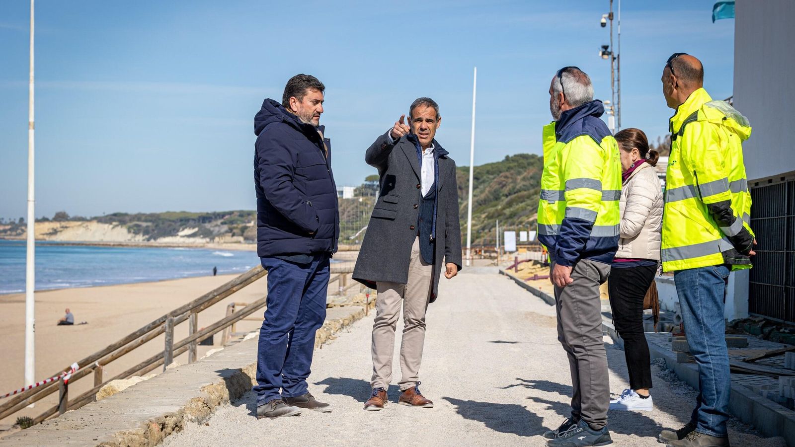 El subdelegado del Gobierno y el jefe de Costas, visitando las obras el pasado viernes.
