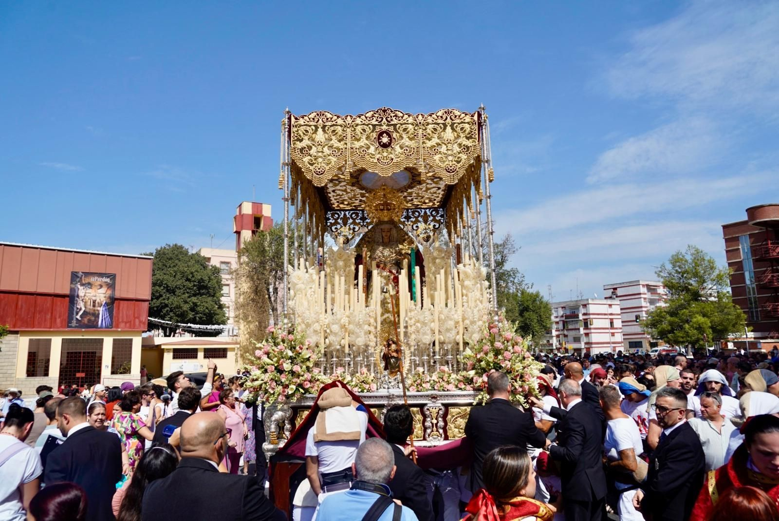 Imágenes de la salida de Nuestra Señora de los Dolores en la Magna Mariana de Huelva