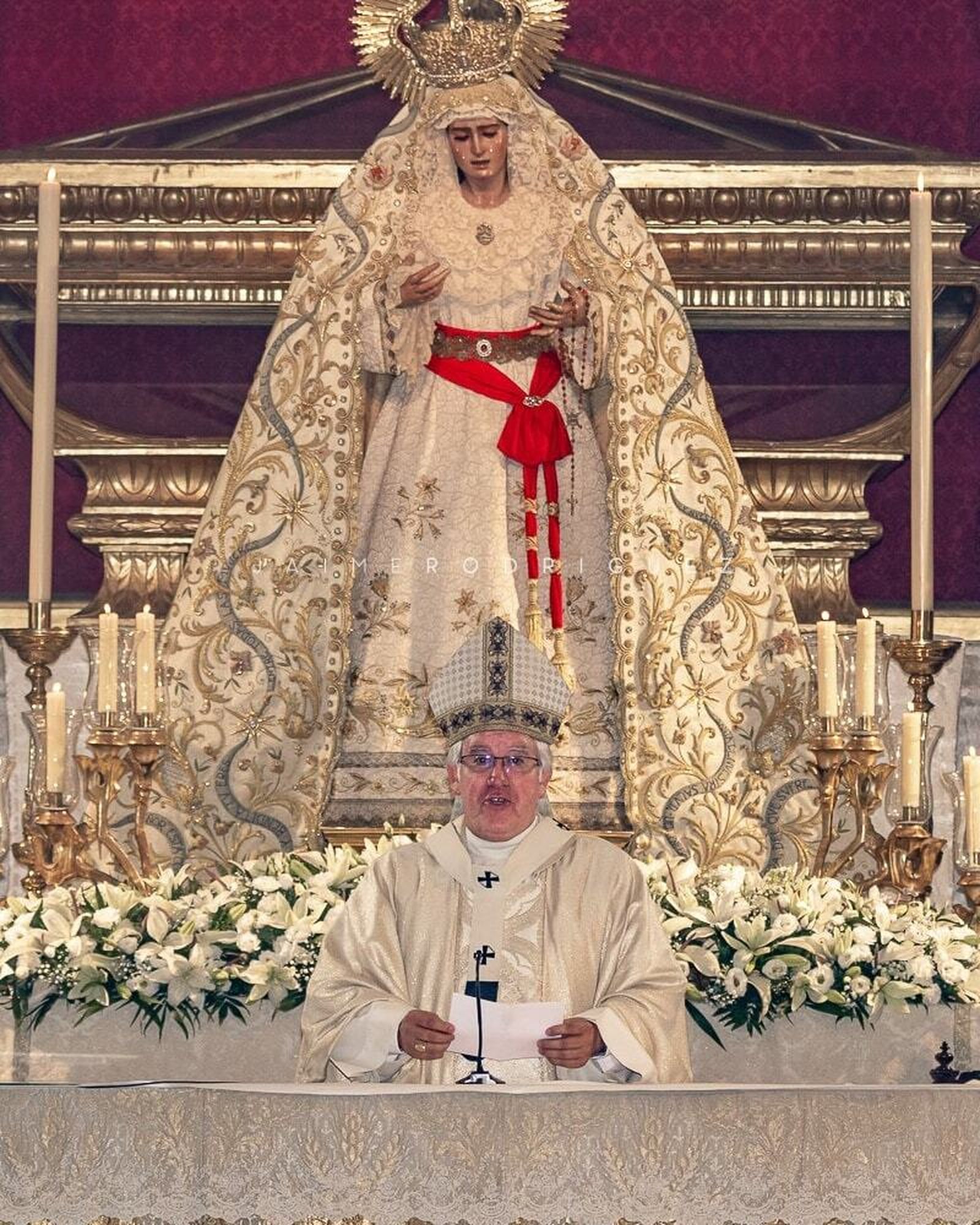 El arzobispo de Sevilla ante la Virgen de Villaviciosa ayer por la tarde
