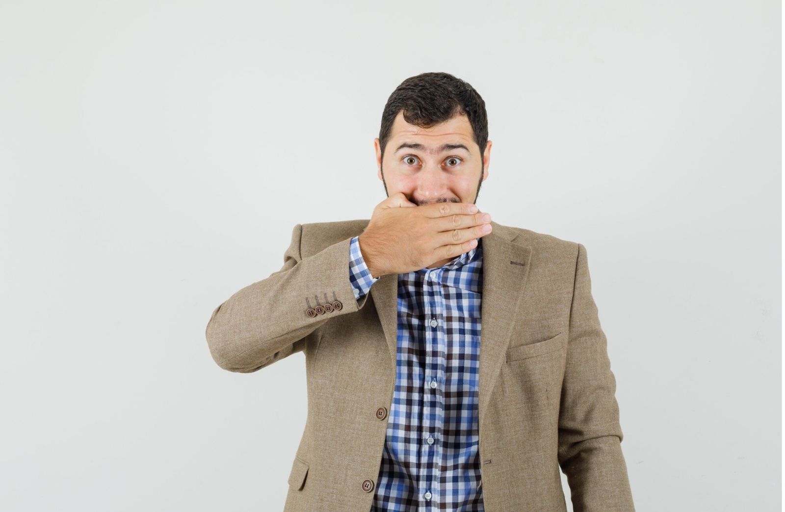 Cuatro gestos que delatan que esa persona te está mintiendo