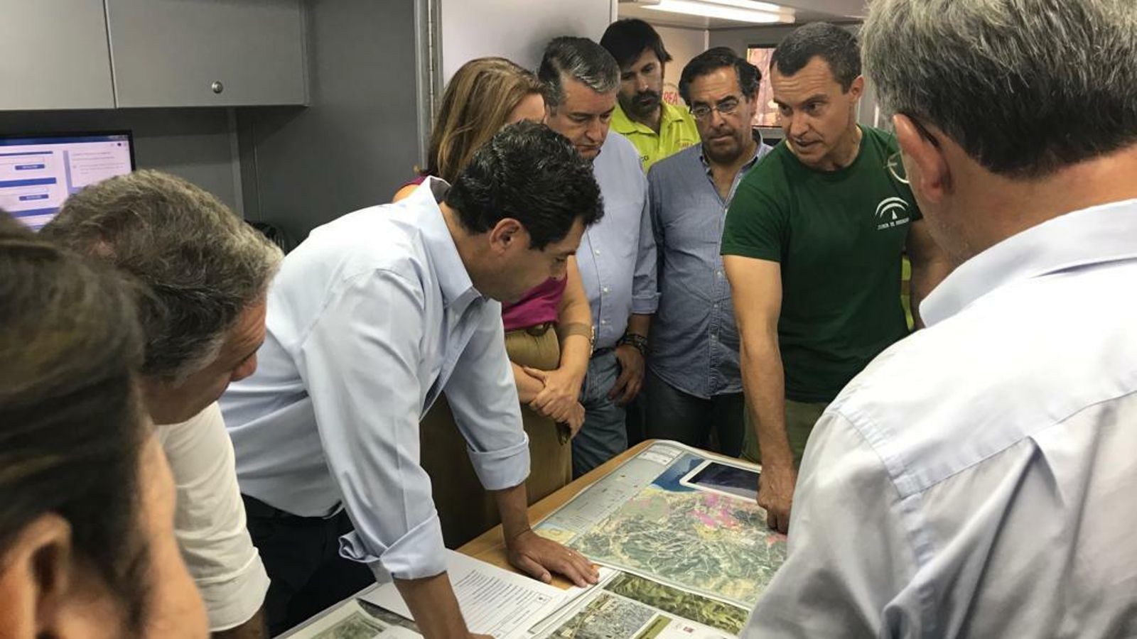 El presidente de la Junta de Andalucía, Juan Manuel Moreno, en el puesto de mando.