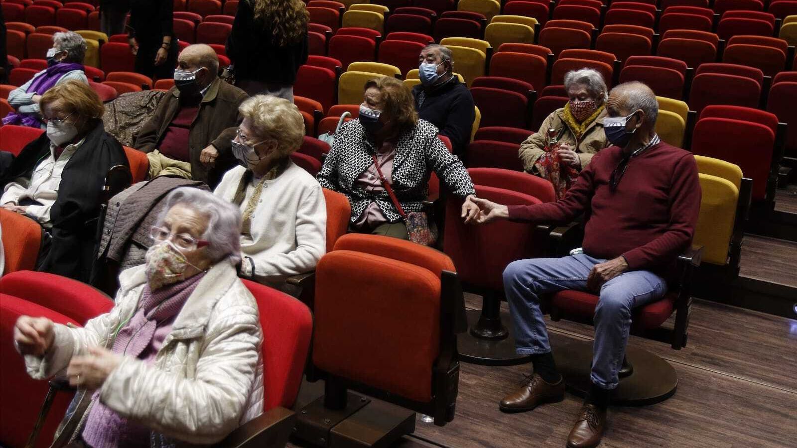 Los mayores acomodados en el patio de butacas del Cartuja Center.