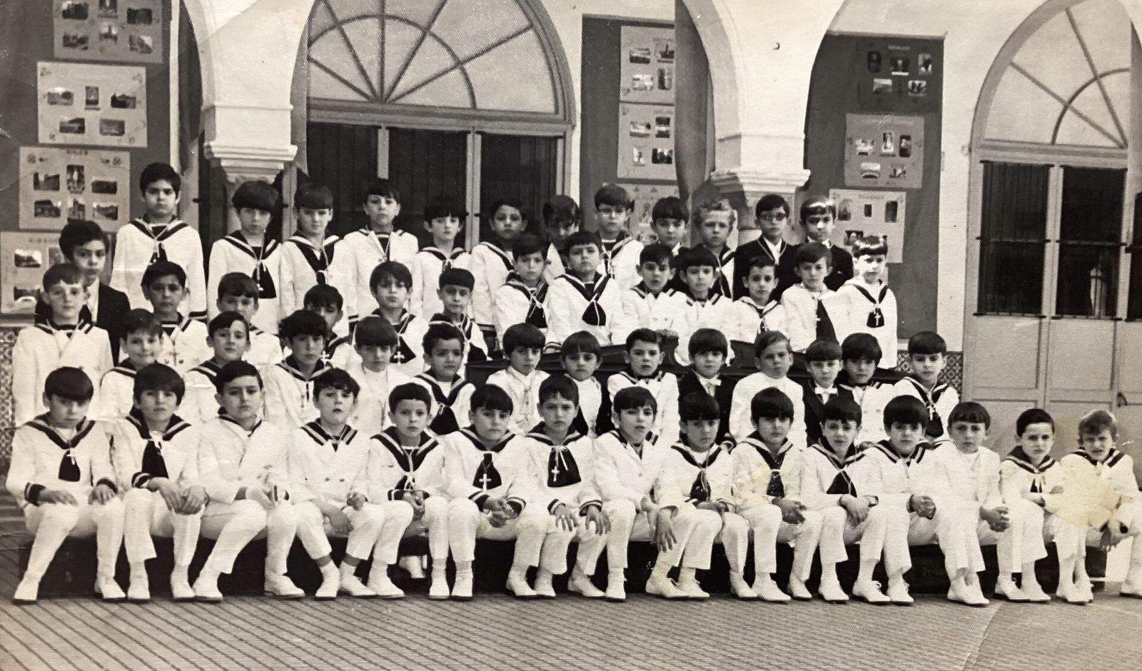 Grupo de niños del colegio La Salle -Alameda Cristina- posan en el día de su Primera Comunión.