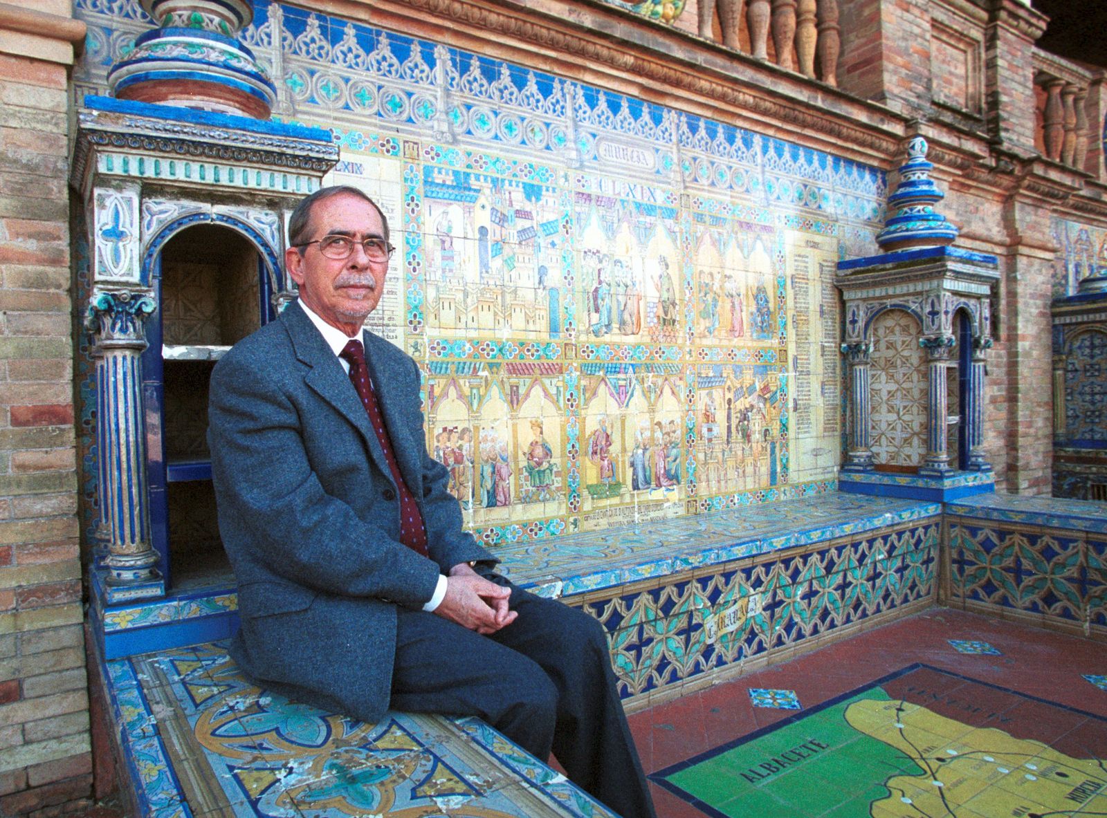 El catedrático Francisco García Tortosa, en la Plaza de España.