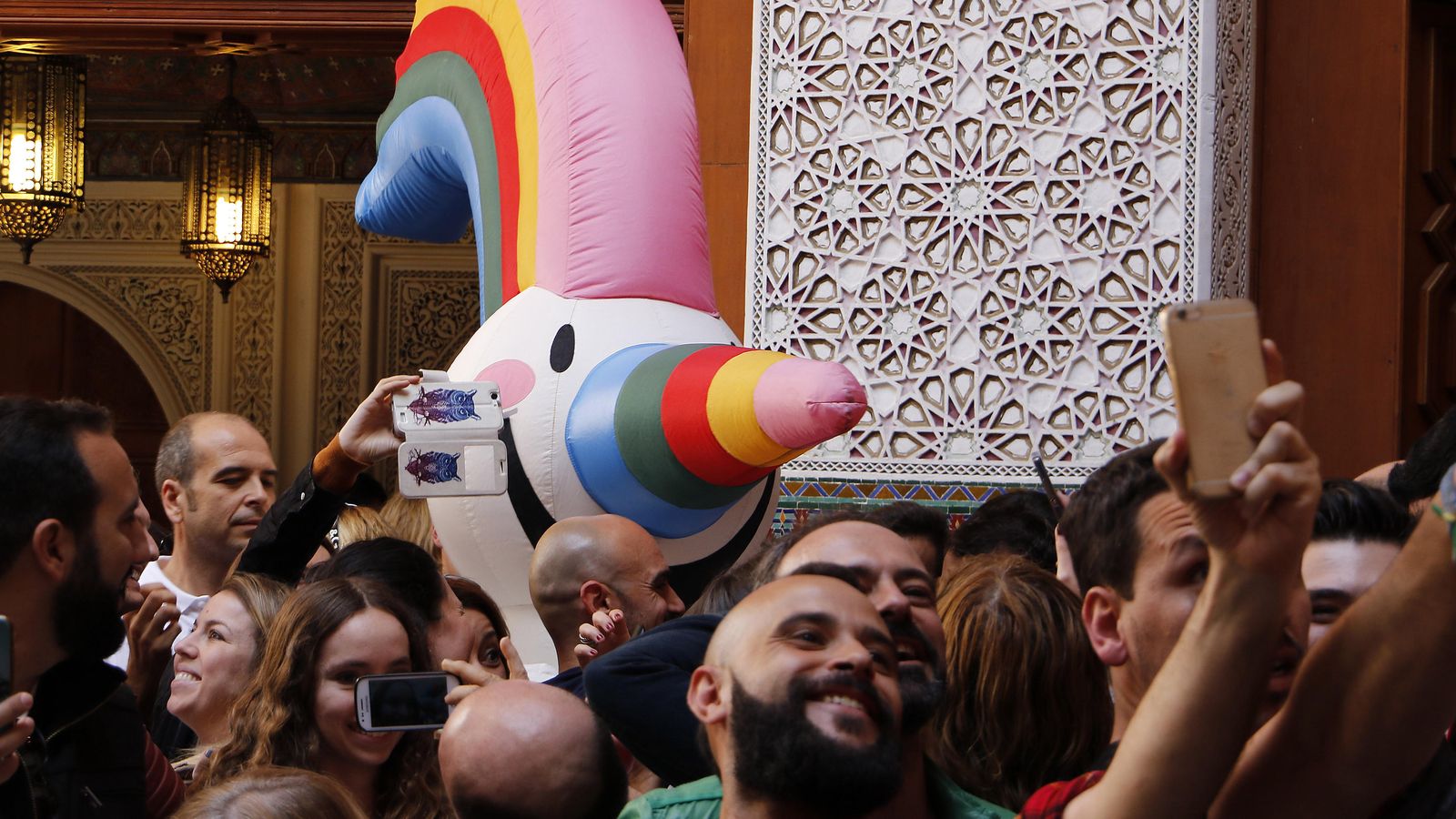 Algunos de los asistentes se hacen fotos con Curro.