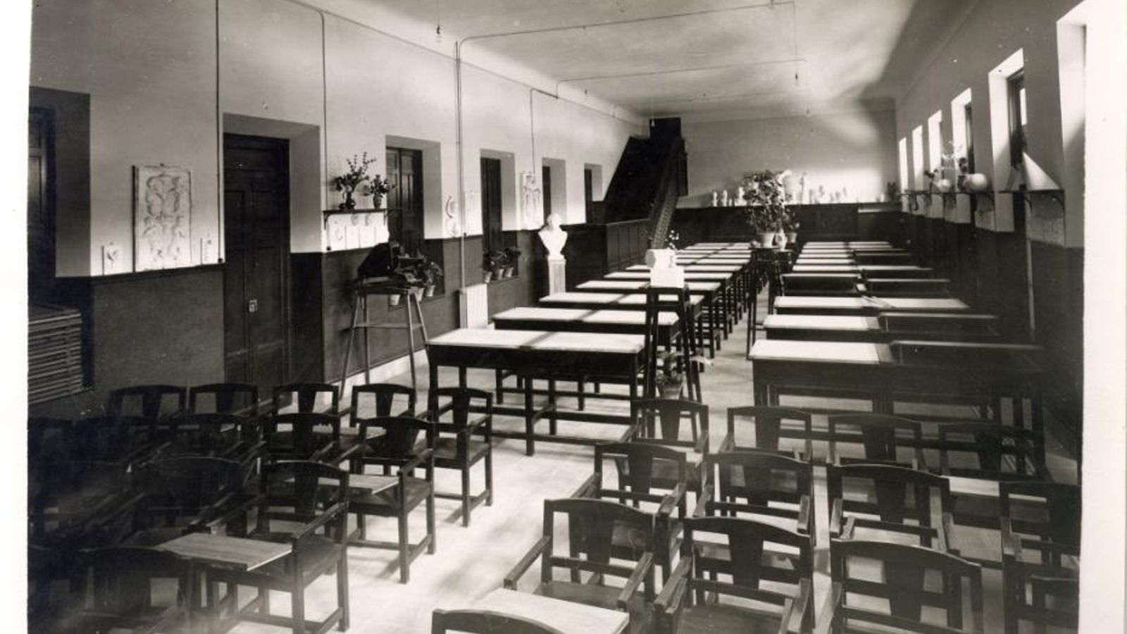 Clase de Dibujo con el mobiliario diseñado por Hermenegildo Lanz