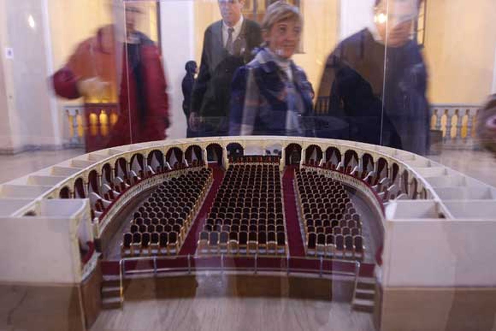 Imagen de una de las tres maquetas que se exhiben en el foyer del coliseo y que han sido elaboradas a escala 1:300 por el jefe de máquinas del Falla, Luis de la Vega. En la imagen puede apreciarse la del patio de butacas, en la que no falta un detalle.

Foto: Jose Braza