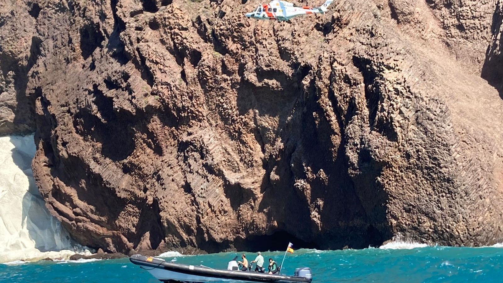 El helicóptero de Salvamento Marítimo y una embarcación de los GEAS frente a la cala