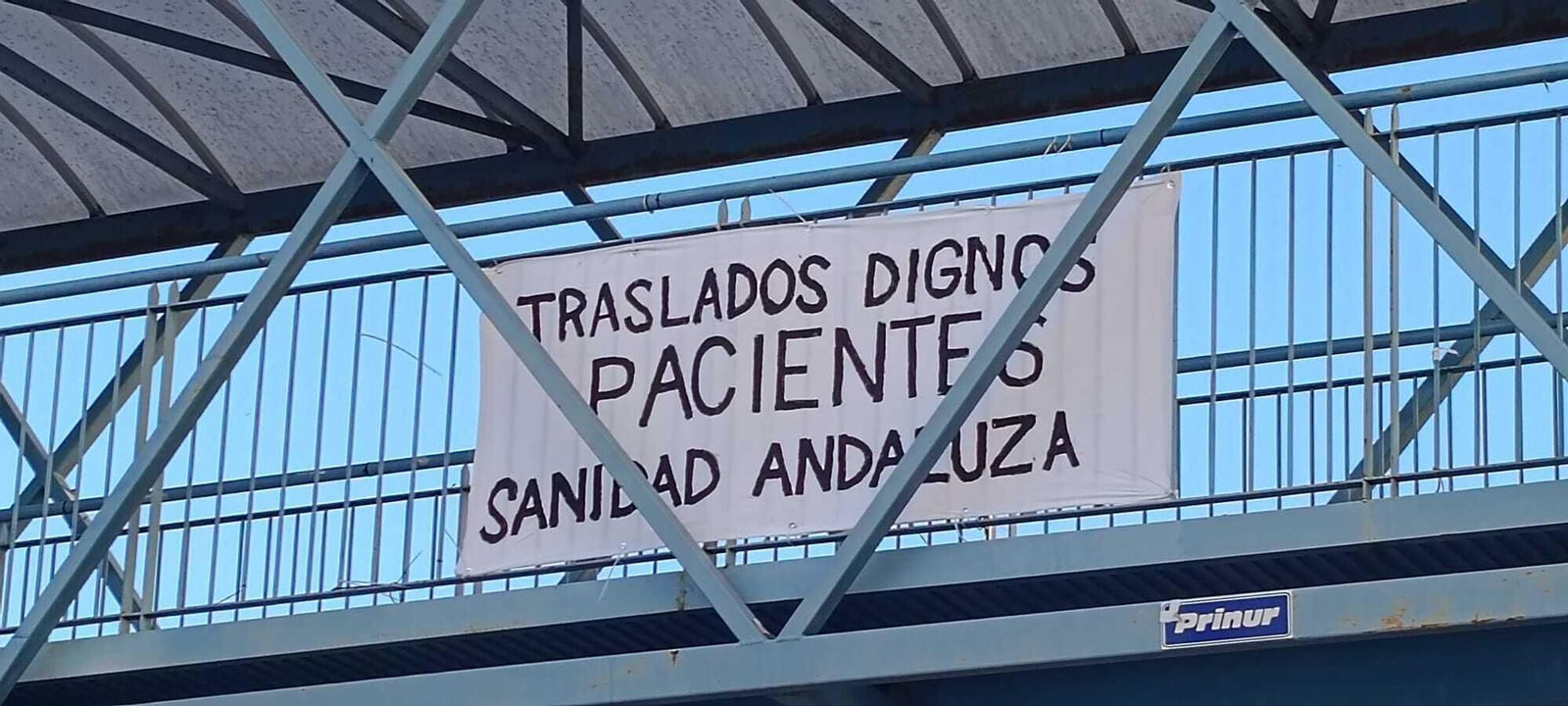 Pancarta de la Plataforma de Radioterapia junto al Hospital de Jerez, antes de que se la retiraran.